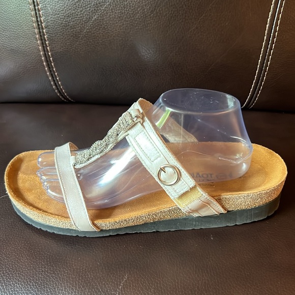 Naot Cream and Gold Sandals with Adjustable Straps. Size 43 - Picture 5 of 13